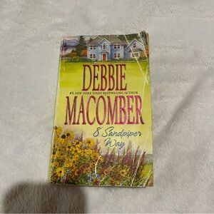 SOLD ‼️ 4 for 10$ 📚 8 Sandpiper Way Book